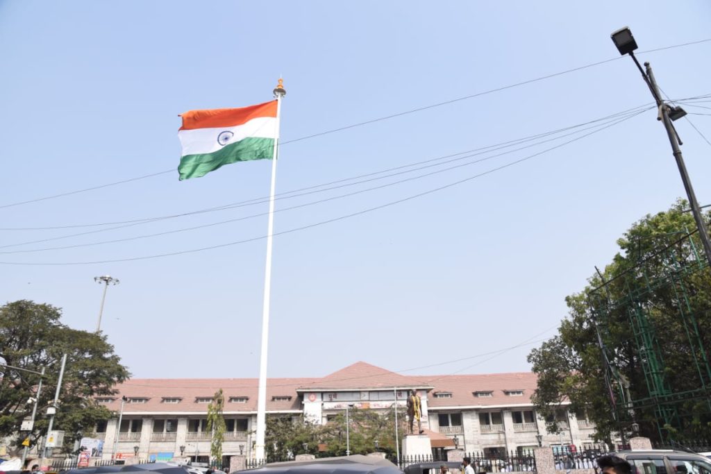 100 feet high Tricolor hoisted at Pune railway station – Punekar News