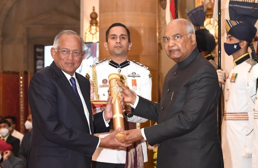 Venu Srinivasan being conferred with the Padma Bhushan award