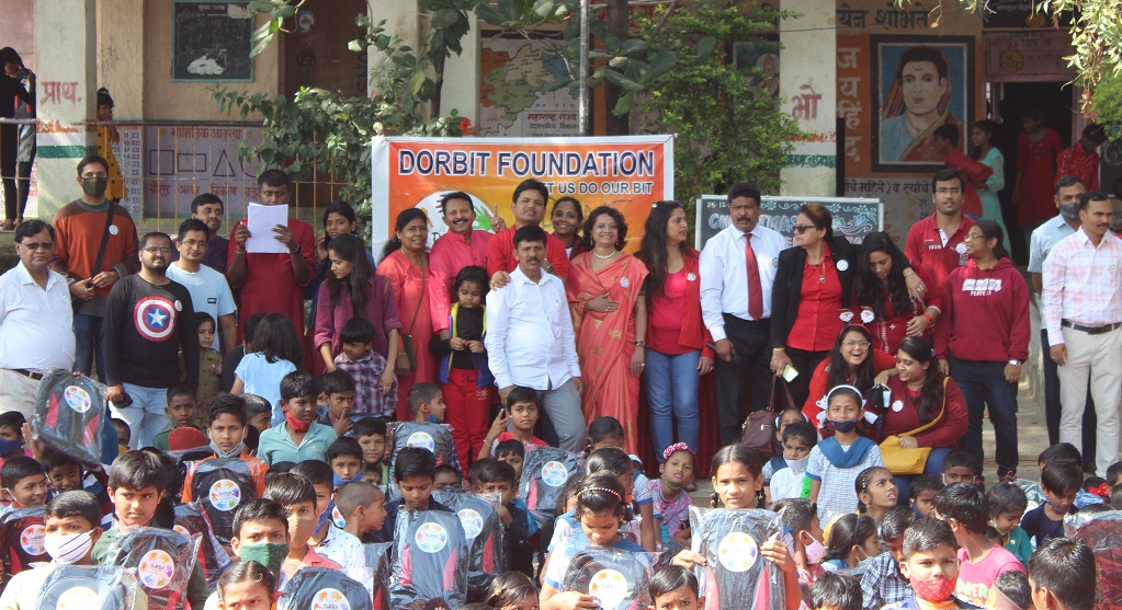 DoRbit distributes bags to ZP school