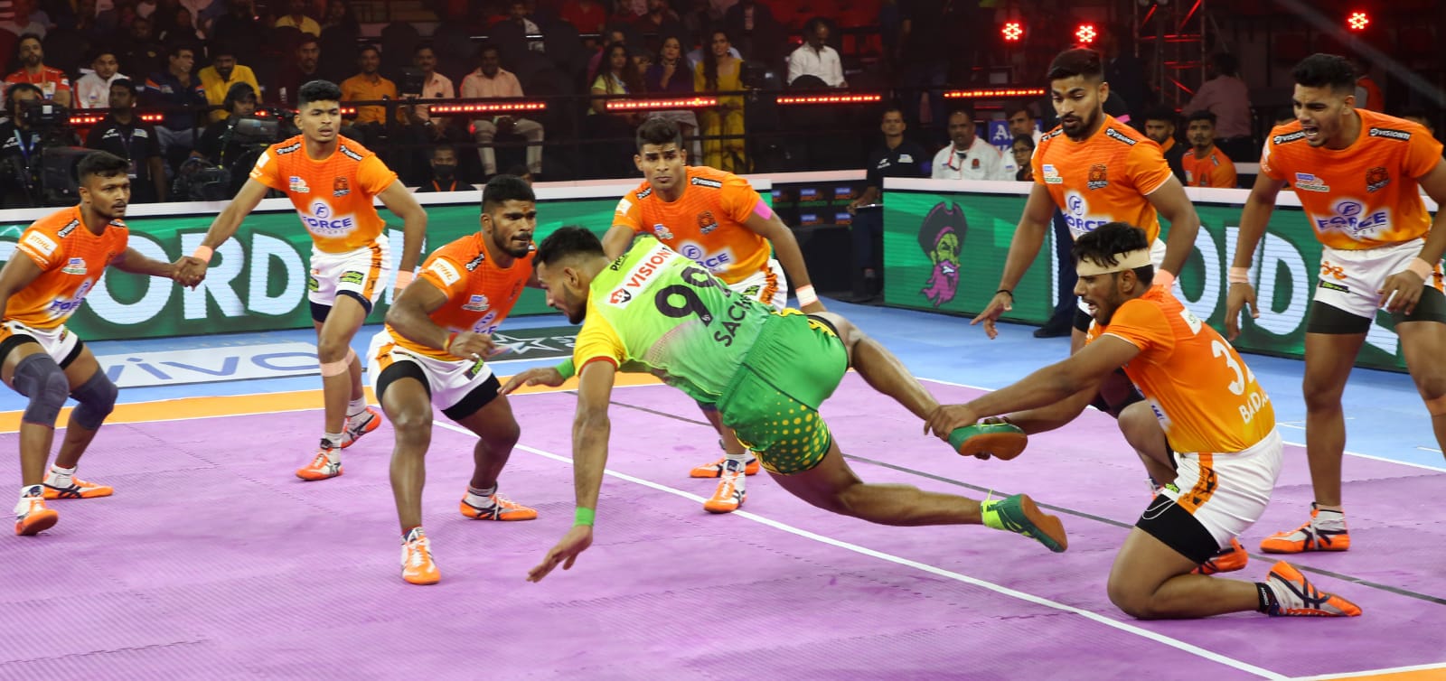 Pro Kabaddi PKL 8 Highlights: Patna Pirates becomes first team to qualify  for play-offs, thrashes Puneri Paltan 43-26 - Sportstar