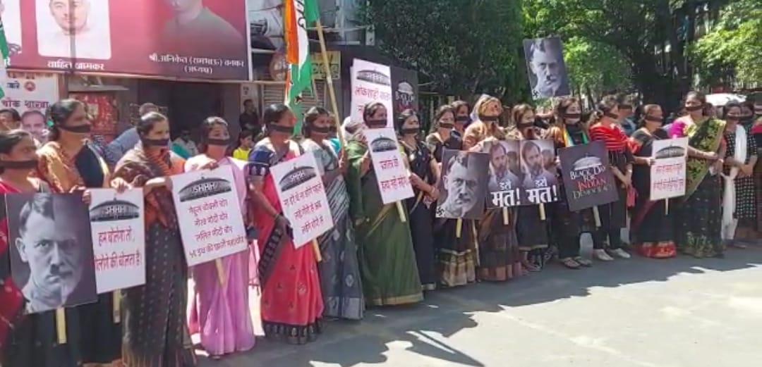 Pune City Mahila Congress Holds Silent Protest Against Disqualification of Rahul Gandhi From Lok Sabha