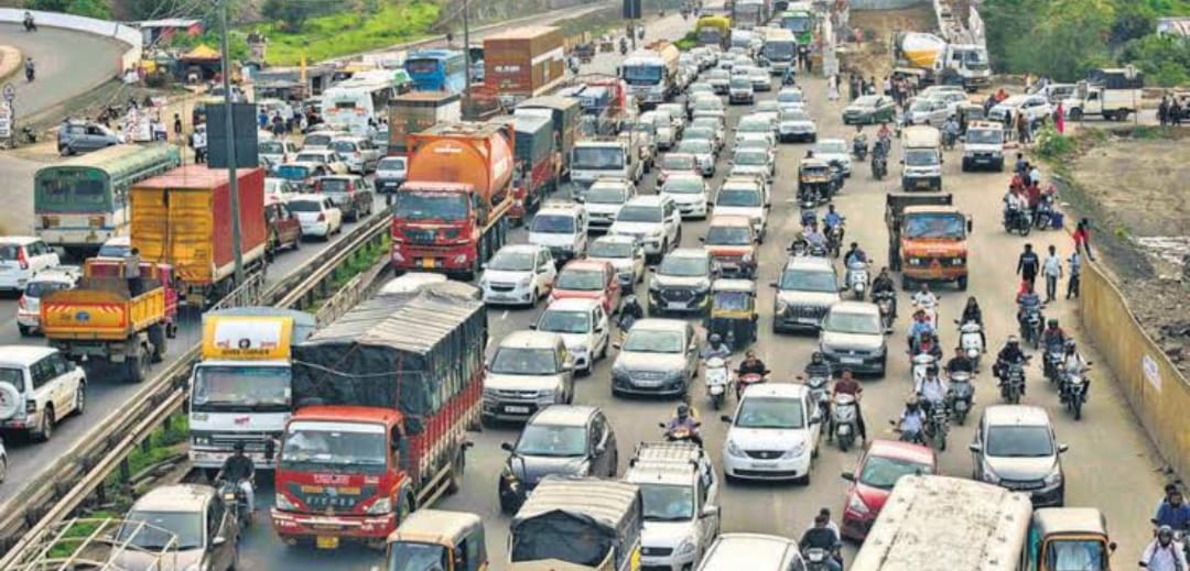 Pune Traffic Nightmare: Chandni Chowk Congested as Accident Causes Major Jam