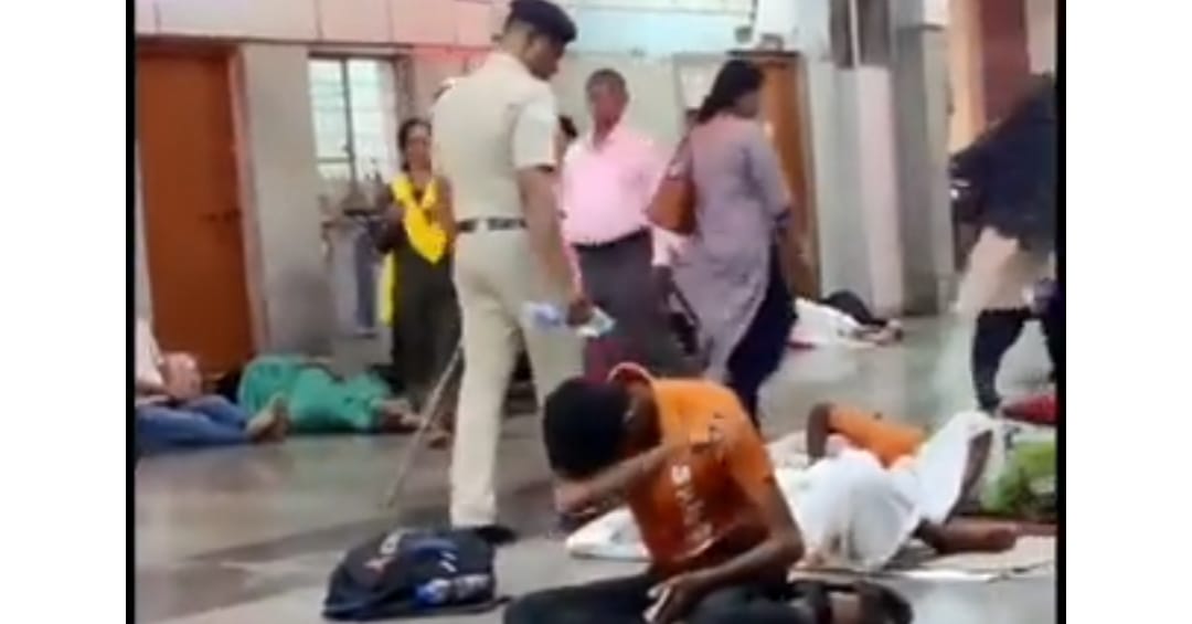 Pune: RPF Officer Splashes Water on Sleeping Passengers at Pune Railway Station
