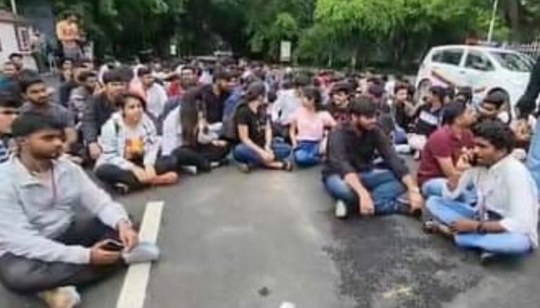 Pune: Engineering Students Protest At SPPU Against Rescheduling Of ...