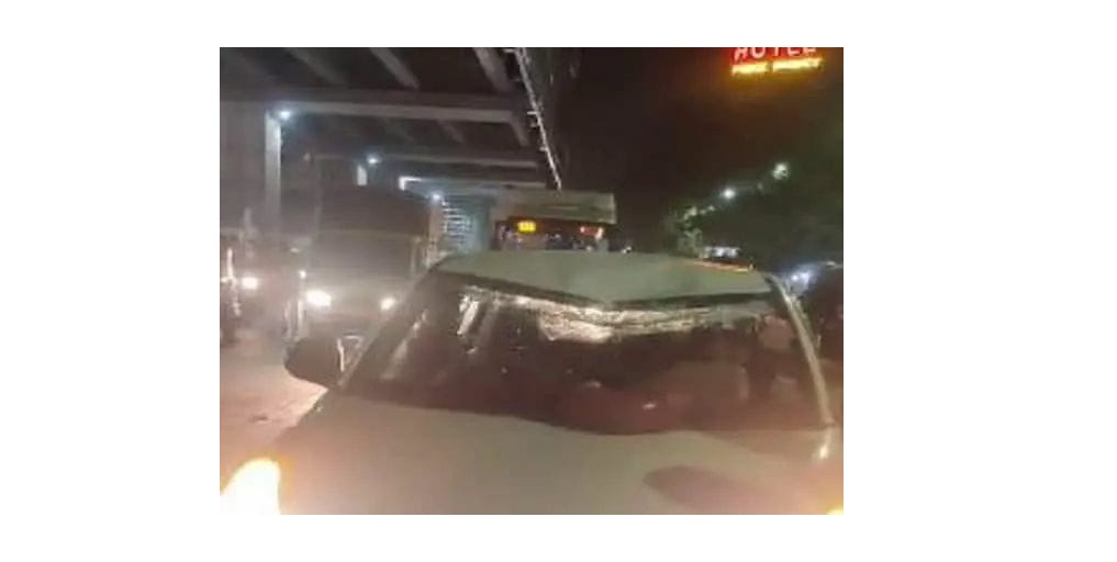 Debris fall on car from Pune Metro site