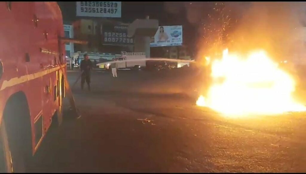 Pune: Fire Engulfs CNG Car at Katraj Chowk, Nobody Injured - Punekar News