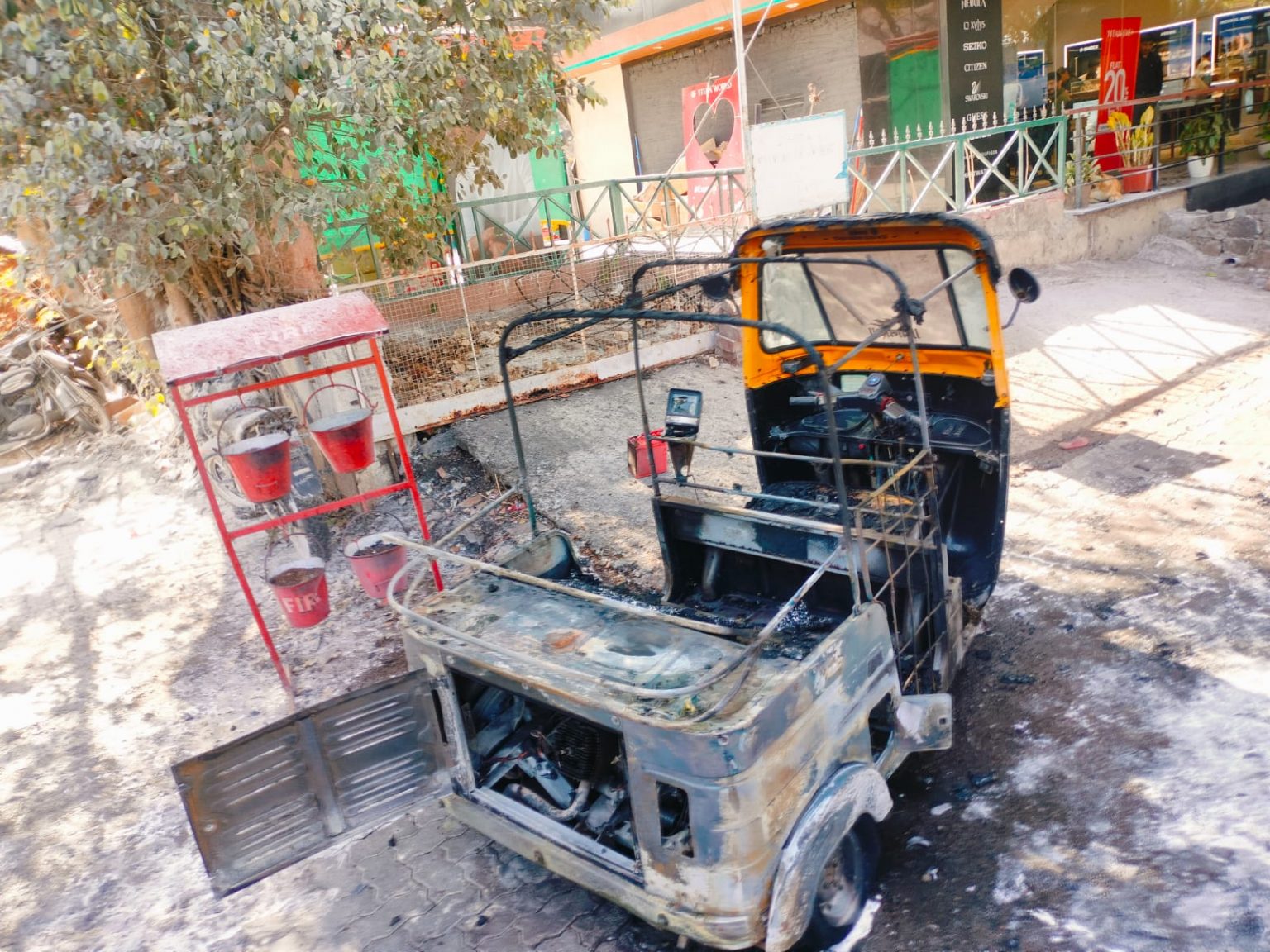 Near Miss: Auto-Rickshaw Fire at Pune Petrol Pump Sparks Panic ...