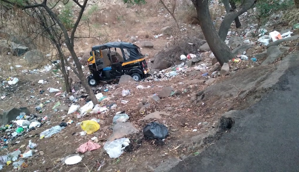 Autorickshaw falls off road in Pune