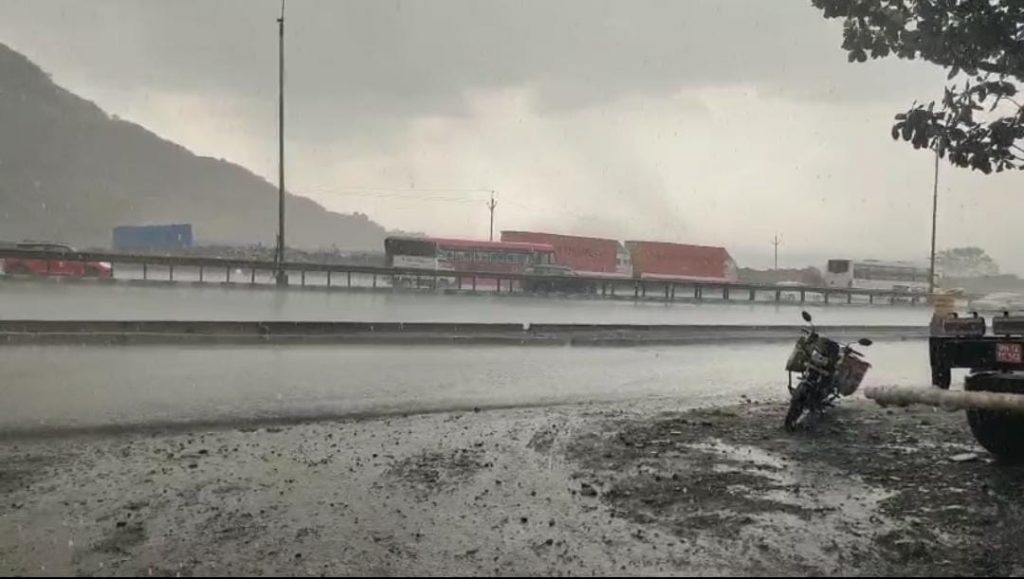 Pune Weather Alert: Katraj Ghat Drenched, Highway Flooded - Punekar News