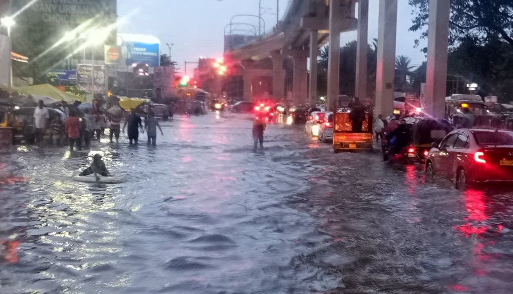 pune rain traffic jam at Gunjan Chowk in Yerwada