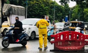 pune traffic police in rain