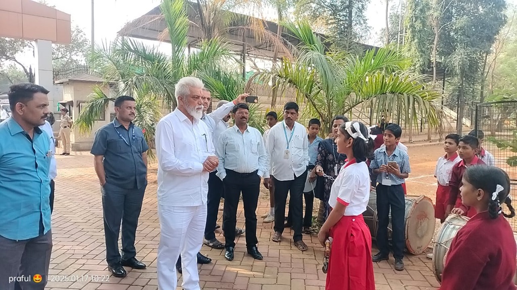 Pune: Maharashtra Education Minister Dada Bhuse Makes Surprise Visit to Pimpri-Chinchwad Municipal School 